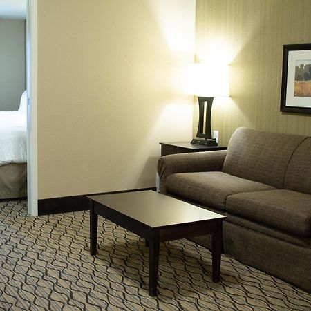 Holiday Inn Express & Suites - Williston By Ihg Exterior photo