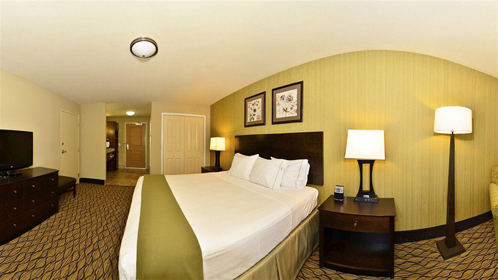 Holiday Inn Express & Suites - Williston By Ihg Exterior photo