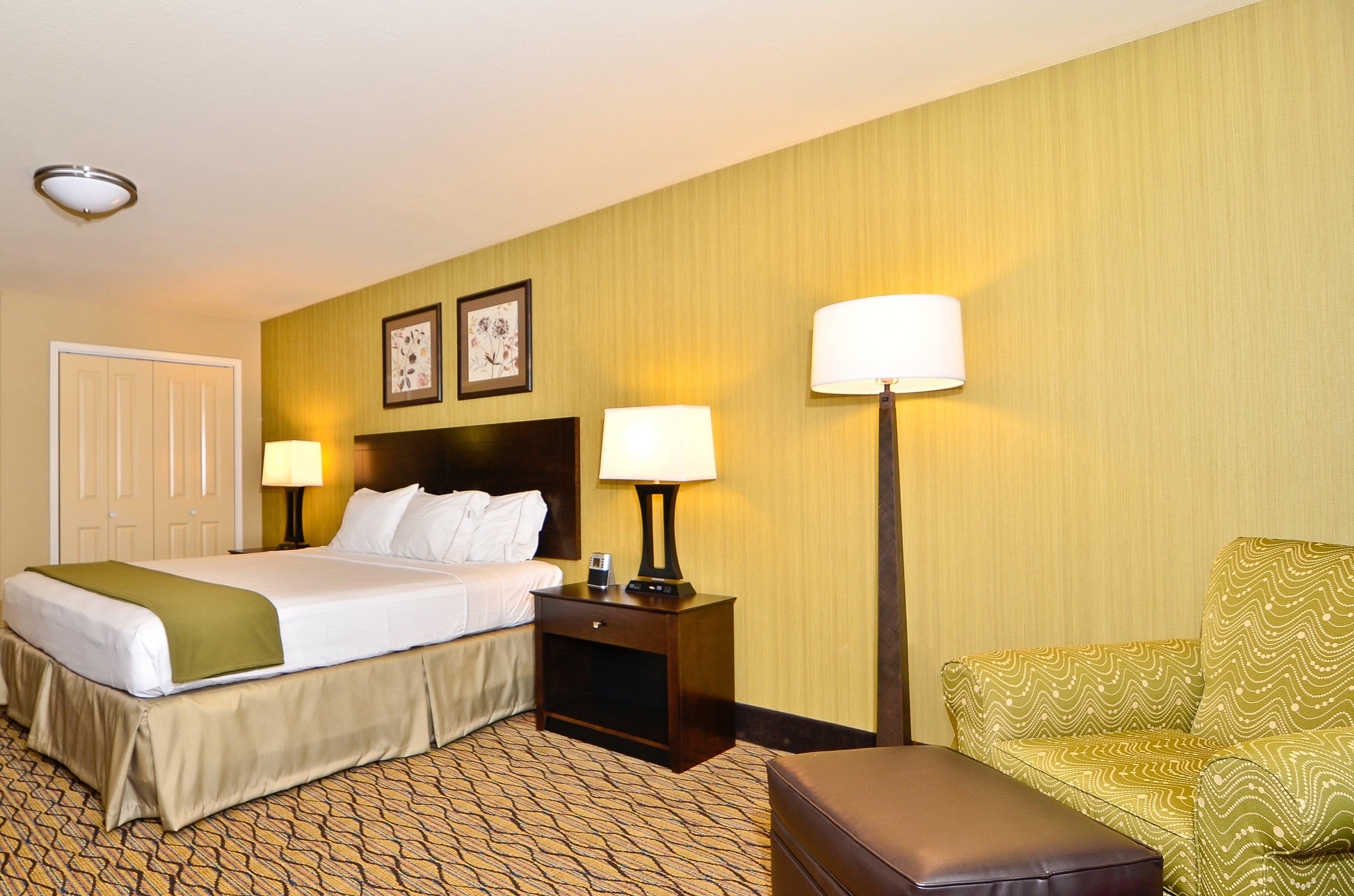 Holiday Inn Express & Suites - Williston By Ihg Exterior photo