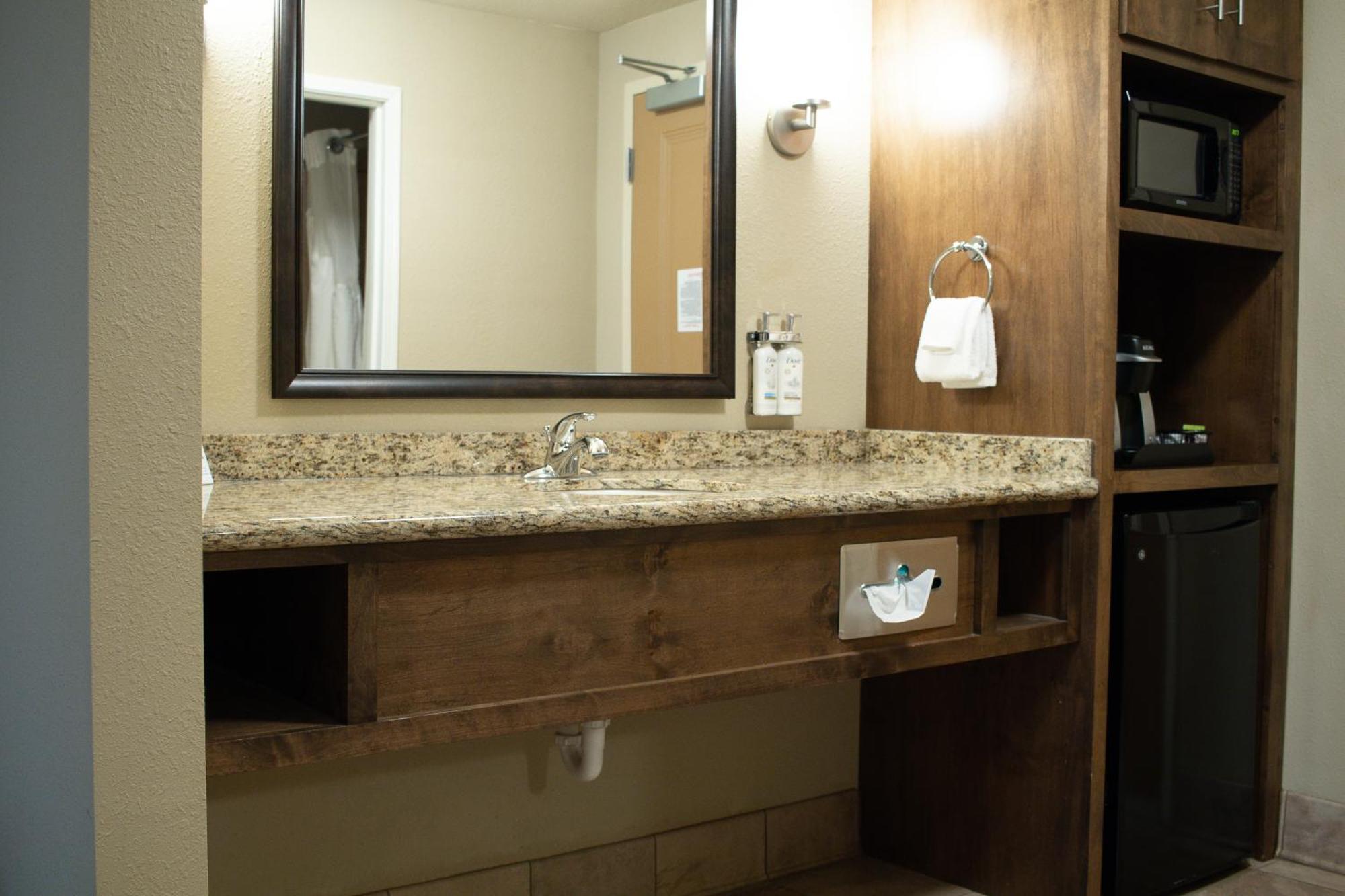 Holiday Inn Express & Suites - Williston By Ihg Exterior photo