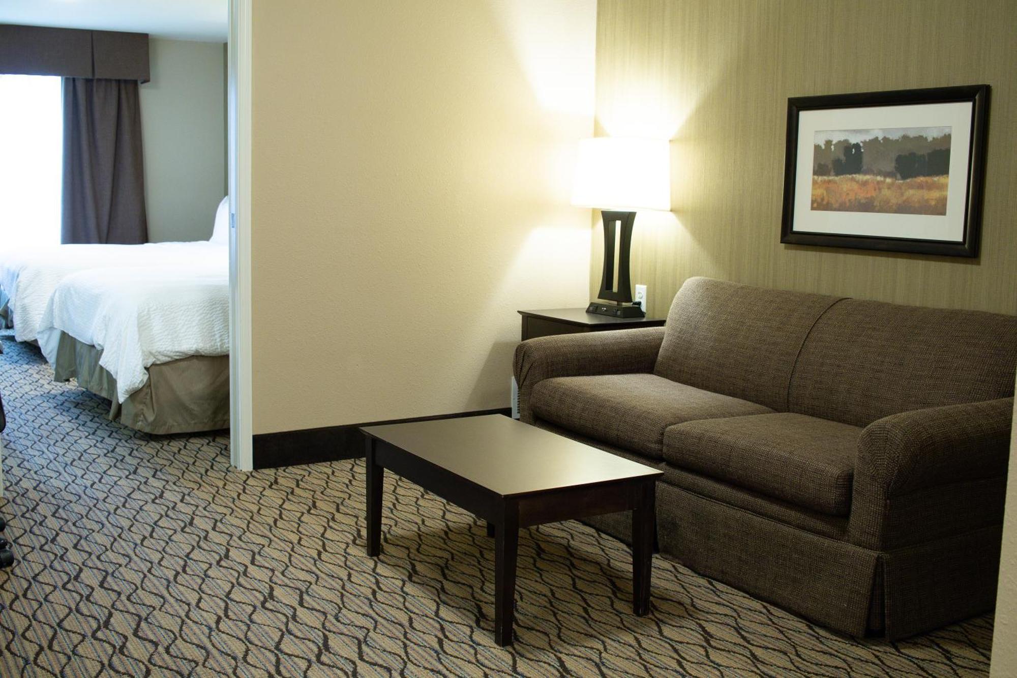 Holiday Inn Express & Suites - Williston By Ihg Exterior photo